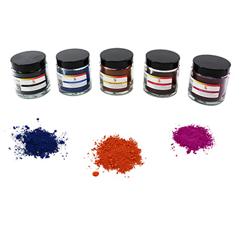 Verschiedene Dosen, in denen die EFFECT Pigmente abgefüllt sind, mit 3 Häufchen der Farbpigmente