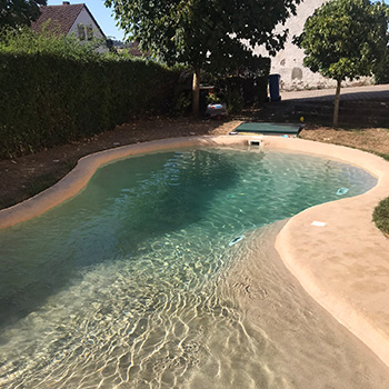 Pool nach der Bearbeitung von der Seite mit Wasser vollgefüllt