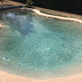 Pool nach der Bearbeitung vorne von der Seite mit Wasser vollgefüllt