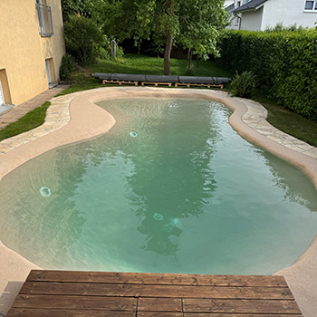 Pool nach der Bearbeitung von vorne mit Wasser vollgefüllt