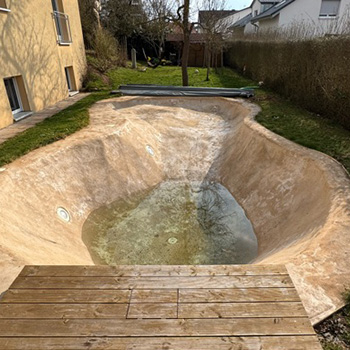 Pool vor der Bearbeitung von vorne
