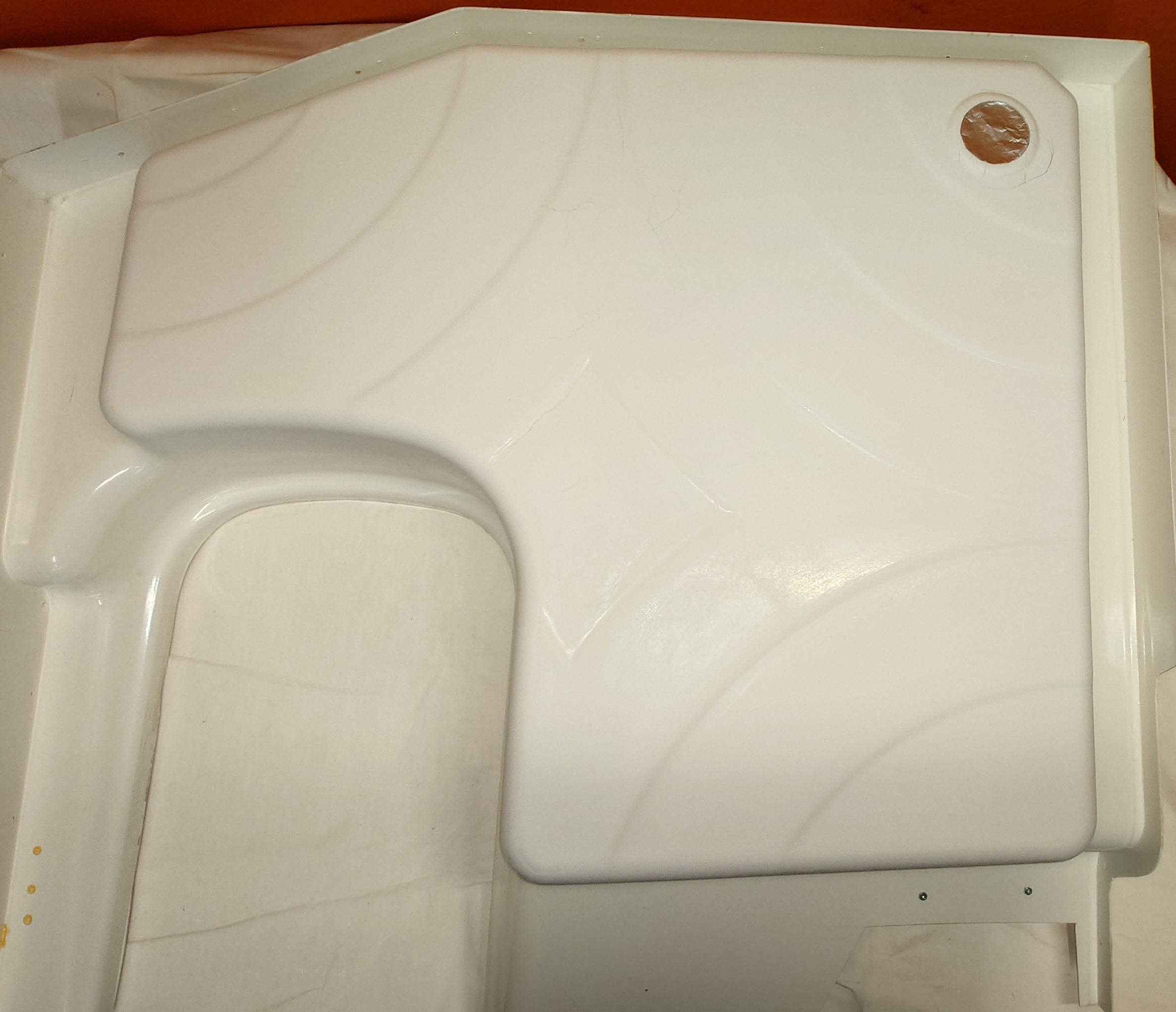 Die geschliffene und gereinigte Duschwanne.