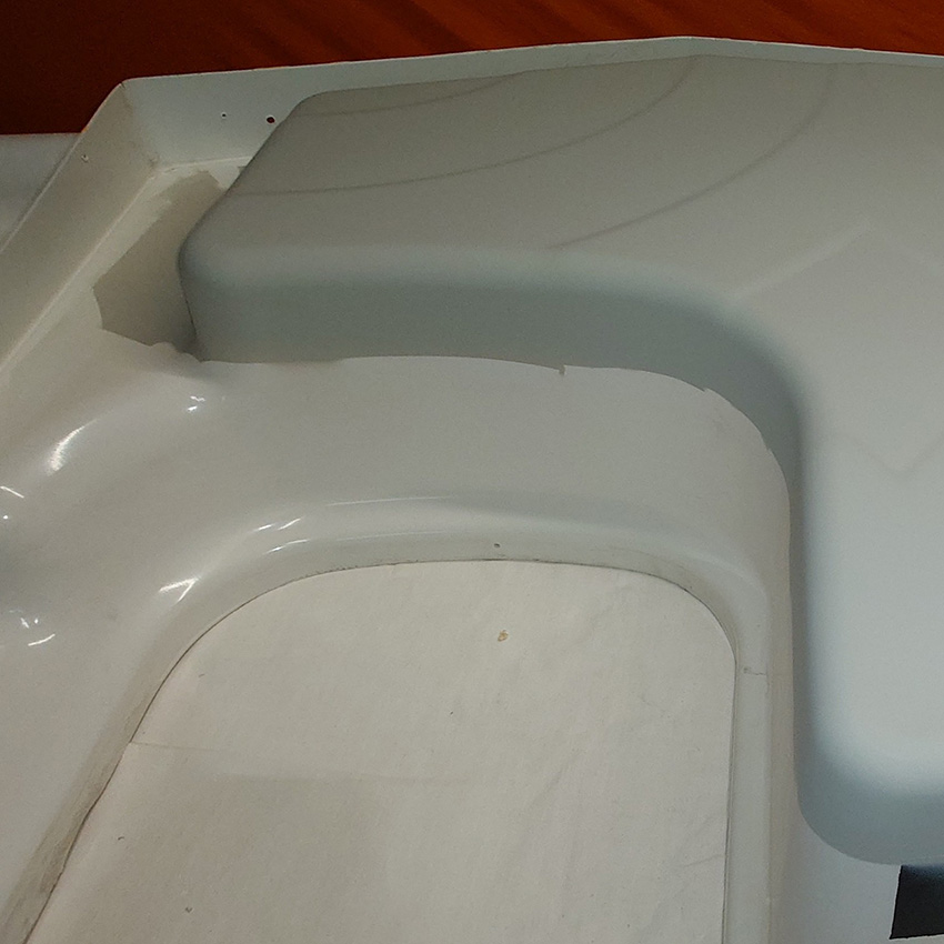 Die Duschwanne nach der aufgetragenen Grundierung.