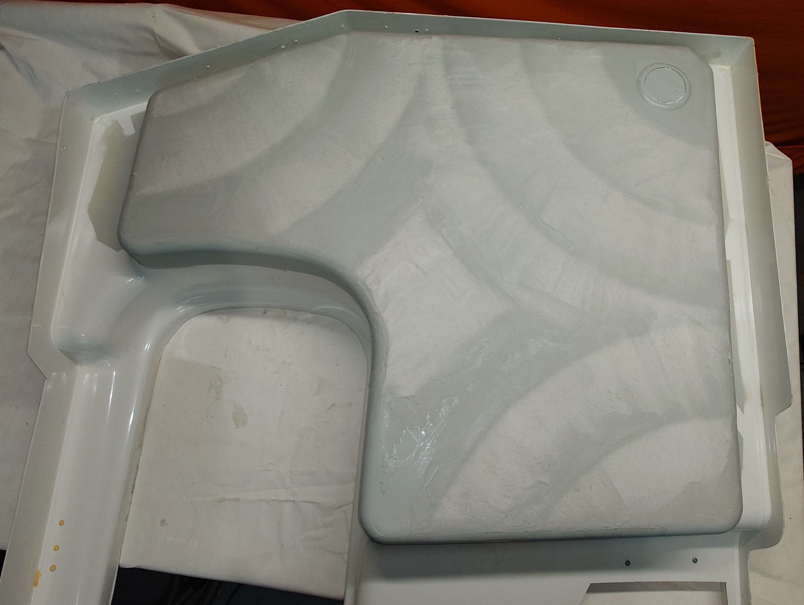 Die Duschwanne nach dem Spachteln und ausgleichen.