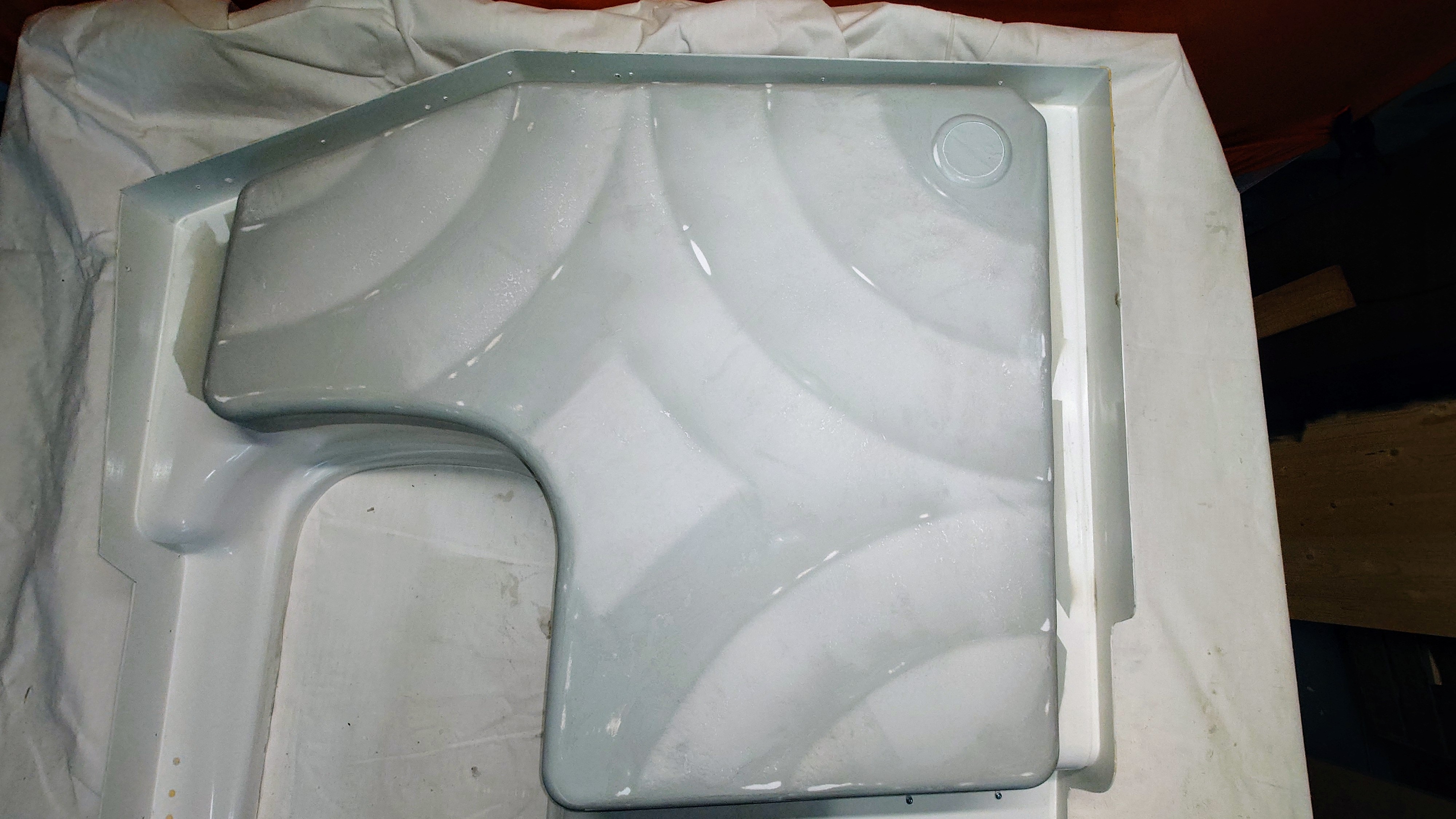 Die Duschwanne nach der intensiven Vorbereitung dessen.