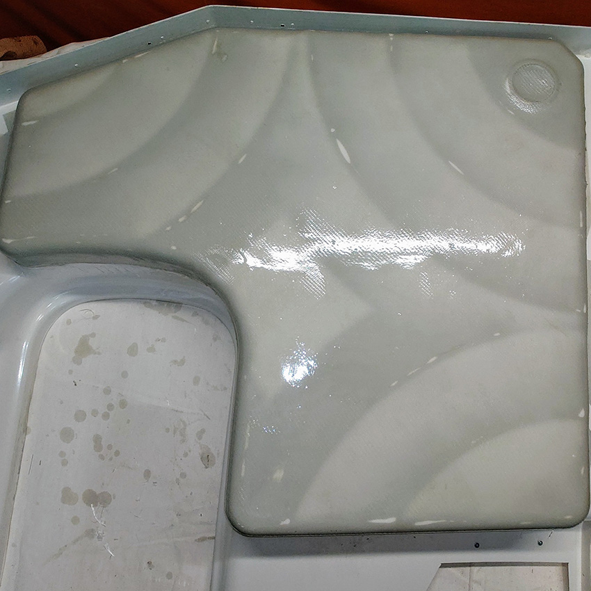 Die Duschwanne nach den aufgetragenen GFK-Schichten.